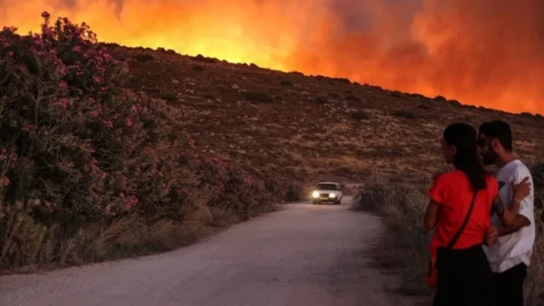 Τουρκία: Χιλιάδες άνθρωποι απομακρύνονται, την ώρα που οι πυροσβεστικές δυνάμεις δίνουν μάχη με τις πυρκαγιές