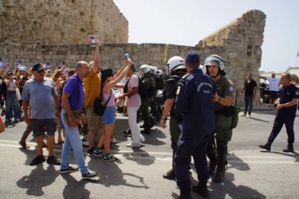 Ρόδος: Ένταση και συλλήψεις για το κρουαζιερόπλοιο με τους Ισραηλινούς