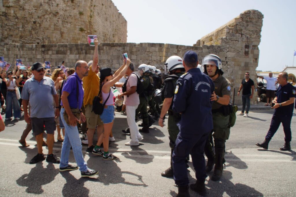 Ρόδος: Ένταση και συλλήψεις για το κρουαζιερόπλοιο με τους Ισραηλινούς