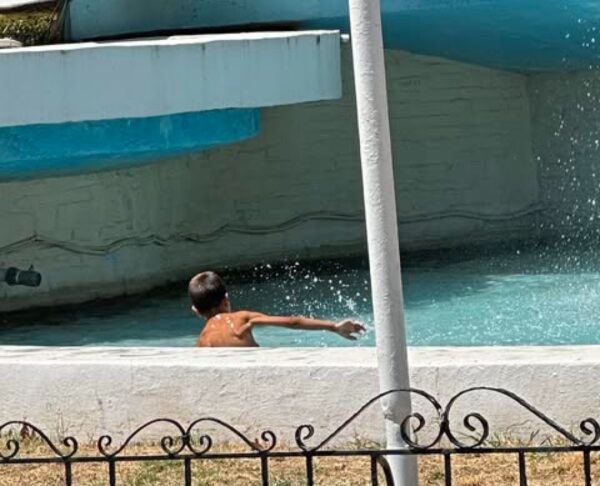 Σέρρες: Πιτσιρικάς βούτηξε στο σιντριβάνι της Πλατείας Ελευθερίας για λίγη δροσιά - φωτο