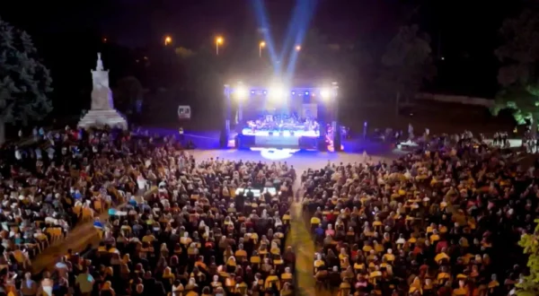 Με μεγάλη συμμετοχή του κόσμου και με απόλυτη επιτυχία ολοκληρώθηκαν το βράδυ της Κυριακής 29 Ιουνίου 2025, οι επετειακές εκδηλώσεις του Δήμου Σερρών για τα 112 χρόνια από την Απελευθέρωση της πόλης. Η κορύφωση των εορτασμών πραγματοποιήθηκε στο ιστορικό Πάρκο Ηρώων, όπου χιλιάδες Σερραίες και Σερραίοι απόλαυσαν μια αξέχαστη βραδιά μουσικής, η οποία ήταν αφιερωμένη στο «Αφιερωματικό Έτος Μίκη Θεοδωράκη», με αφορμή τα 100 χρόνια από τη γέννησή του. Ήταν μια συναυλία φόρος τιμής και αναγνώρισης του έργου του Μίκη Θεοδωράκη, που με την τέχνη του κατάφερε να «αγγίξει» τις καρδιές όλων και να αφήσει ανεξίτηλο σημάδι στην ιστορία της Ελλάδας. Οι Σερραίες και οι Σερραίοι σιγοτραγούδησαν μαζί με τους: Παντελή Θαλασσινό, Σοφία Παπάζογλου, Κώστα Τριανταφυλλίδη, Παναγιώτη Πετράκη και Άγγελο Θεοδωράκη, τραγούδια και μεγάλες μελωδίες που έχουν «σημαδέψει» γενιές και έχουν γίνει σύμβολα της ελληνικής μουσικής και της ιστορίας. Παρούσα στην εκδήλωση ήταν και η κόρη του Μίκη Θεοδωράκη, Μαργαρίτα Θεοδωράκη η οποία, ευχαρίστησε το κοινό για την παρουσία του και διάβασε ένα κείμενο που είχε γράψει ο πατέρα της για τις Σέρρες το 1964. Η Δήμαρχος Σερρών Βαρβάρα Μητλιάγκα, στο χαιρετισμό της, αφού ευχαρίστησε τις Σερραίες και τους Σερραίους που τίμησαν με την παρουσία τους όλες τις εκδηλώσεις που πραγματοποιήθηκαν από τις 17 έως τις 29 Ιουνίου 2025, τόνισε τα εξής: «Οι επετειακές εκδηλώσεις των Ελευθερίων είναι πολύ σημαντικές για την πόλης μας. Οι Σέρρες αναγεννήθηκαν από τις στάχτες τους, μετά την ολοκληρωτική καταστροφή πριν από 112 χρόνια από τους Βούλγαρους. Η πόλη μας παρέμεινε ελεύθερη για να απολαμβάνουμε σήμερα αυτό που θεωρούμε δεδομένο και είναι βασική προϋπόθεση για να αναπτύσσουμε την προσωπική, επαγγελματική και κοινωνική μας ζωή, την ελευθερία». Η κ. Μητλιάγκα, στη συνέχεια της ομιλίας της, ευχήθηκε: «Να συνεχίσουμε να είμαστε ελεύθεροι, ελεύθεροι να δημιουργούμε, ελεύθεροι να ζούμε και να εκφραζόμαστε, σεβόμενοι ο ένας τον άλλον και με ομόνοια και ομοψυχία να πάμε τις Σέρρες μας ένα βήμα παραπάνω». «Είμαστε πάρα πολύ χαρούμενοι που όλες οι εκδηλώσεις που διοργάνωσαν ο Δήμος Σερρών και το ΔΗΠΕΘΕ “αγκαλιάστηκαν” από τις Σερραίες και τους Σερραίους. Στο Ιστορικό Πάρκο Ηρώων, τιμήσαμε με συγκίνηση και σεβασμό τα 100 χρόνια από τη γέννηση του Μίκη Θεοδωράκη. Έναν άνθρωπο που “σφράγισε” όχι μόνο τον ελληνικό πολιτισμό, αλλά και τη συλλογική μας συνείδηση. Η συναυλία-αφιέρωμα που διοργανώσαμε, σε συνεργασία με τον Δήμο Σερρών και το ΔΗ.ΠΕ.ΘΕ. Σερρών, δεν ήταν απλώς μια καλλιτεχνική εκδήλωση. Ήταν μια πράξη μνήμης. Μια πράξη σεβασμού» ανάφερε η Πρόεδρος του ΔΗ.ΠΕ.ΘΕ. Σερρών Βασιλική Πανταζή, η οποία ευχαρίστησε την Ορχήστρα “Μίκης Θεοδωράκης”, τους ερμηνευτές, τους υπαλλήλους του Δημοτικού Θεάτρου και του Δήμου Σερρών για την προετοιμασία της εκδήλωσης. «Το ΔΗ.ΠΕ.ΘΕ. Σερρών, πιστό στην παράδοση να στηρίζει τις συναυλίες για την Απελευθέρωση της πόλης, υποδέχθηκε φέτος με τιμή την Ορχήστρα "Μίκης Θεοδωράκης", μία από τις σημαντικότερες μουσικές και πολιτιστικές ορχήστρες της χώρας. Μέσα από αυτή τη συναυλία, αποδίδουμε φόρο τιμής στο μέγιστο Έλληνα δημιουργό, Μίκη Θεοδωράκη, αλλά και στην ίδια την πόλη μας, τη μοναδική, από όλες όσες απελευθερώθηκαν στο βόρειο άξονα, που καταστράφηκε ολοσχερώς κατά τους Βαλκανικούς Πολέμους. Μια μαρτυρική πόλη, στην οποία μέχρι σήμερα δεν έχουν αναγνωριστεί η αξία και το μέγεθος της ταλαιπωρίας και του δράματος που υπέστη», δήλωσε ο Καλλιτεχνικός Διευθυντής του ΔΗ.ΠΕ.ΘΕ. Σερρών, Γιώργος Ανδρέου. Ο Δήμος Σερρών και το ΔΗ.ΠΕ.ΘΕ. Σερρών ευχαριστούν θερμά όλους όσοι συμμετείχαν και συνέβαλαν στην επιτυχία των πολυήμερων εκδηλώσεων, τιμώντας την ιστορική ημέρα για την πόλη των Σερρών και το μεγάλο μουσικό έργο του Μίκη Θεοδωράκη.