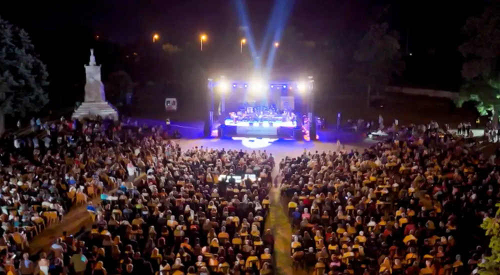Με μεγάλη συμμετοχή του κόσμου και με απόλυτη επιτυχία ολοκληρώθηκαν το βράδυ της Κυριακής 29 Ιουνίου 2025, οι επετειακές εκδηλώσεις του Δήμου Σερρών για τα 112 χρόνια από την Απελευθέρωση της πόλης. Η κορύφωση των εορτασμών πραγματοποιήθηκε στο ιστορικό Πάρκο Ηρώων, όπου χιλιάδες Σερραίες και Σερραίοι απόλαυσαν μια αξέχαστη βραδιά μουσικής, η οποία ήταν αφιερωμένη στο «Αφιερωματικό Έτος Μίκη Θεοδωράκη», με αφορμή τα 100 χρόνια από τη γέννησή του. Ήταν μια συναυλία φόρος τιμής και αναγνώρισης του έργου του Μίκη Θεοδωράκη, που με την τέχνη του κατάφερε να «αγγίξει» τις καρδιές όλων και να αφήσει ανεξίτηλο σημάδι στην ιστορία της Ελλάδας. Οι Σερραίες και οι Σερραίοι σιγοτραγούδησαν μαζί με τους: Παντελή Θαλασσινό, Σοφία Παπάζογλου, Κώστα Τριανταφυλλίδη, Παναγιώτη Πετράκη και Άγγελο Θεοδωράκη, τραγούδια και μεγάλες μελωδίες που έχουν «σημαδέψει» γενιές και έχουν γίνει σύμβολα της ελληνικής μουσικής και της ιστορίας. Παρούσα στην εκδήλωση ήταν και η κόρη του Μίκη Θεοδωράκη, Μαργαρίτα Θεοδωράκη η οποία, ευχαρίστησε το κοινό για την παρουσία του και διάβασε ένα κείμενο που είχε γράψει ο πατέρα της για τις Σέρρες το 1964. Η Δήμαρχος Σερρών Βαρβάρα Μητλιάγκα, στο χαιρετισμό της, αφού ευχαρίστησε τις Σερραίες και τους Σερραίους που τίμησαν με την παρουσία τους όλες τις εκδηλώσεις που πραγματοποιήθηκαν από τις 17 έως τις 29 Ιουνίου 2025, τόνισε τα εξής: «Οι επετειακές εκδηλώσεις των Ελευθερίων είναι πολύ σημαντικές για την πόλης μας. Οι Σέρρες αναγεννήθηκαν από τις στάχτες τους, μετά την ολοκληρωτική καταστροφή πριν από 112 χρόνια από τους Βούλγαρους. Η πόλη μας παρέμεινε ελεύθερη για να απολαμβάνουμε σήμερα αυτό που θεωρούμε δεδομένο και είναι βασική προϋπόθεση για να αναπτύσσουμε την προσωπική, επαγγελματική και κοινωνική μας ζωή, την ελευθερία». Η κ. Μητλιάγκα, στη συνέχεια της ομιλίας της, ευχήθηκε: «Να συνεχίσουμε να είμαστε ελεύθεροι, ελεύθεροι να δημιουργούμε, ελεύθεροι να ζούμε και να εκφραζόμαστε, σεβόμενοι ο ένας τον άλλον και με ομόνοια και ομοψυχία να πάμε τις Σέρρες μας ένα βήμα παραπάνω». «Είμαστε πάρα πολύ χαρούμενοι που όλες οι εκδηλώσεις που διοργάνωσαν ο Δήμος Σερρών και το ΔΗΠΕΘΕ “αγκαλιάστηκαν” από τις Σερραίες και τους Σερραίους. Στο Ιστορικό Πάρκο Ηρώων, τιμήσαμε με συγκίνηση και σεβασμό τα 100 χρόνια από τη γέννηση του Μίκη Θεοδωράκη. Έναν άνθρωπο που “σφράγισε” όχι μόνο τον ελληνικό πολιτισμό, αλλά και τη συλλογική μας συνείδηση. Η συναυλία-αφιέρωμα που διοργανώσαμε, σε συνεργασία με τον Δήμο Σερρών και το ΔΗ.ΠΕ.ΘΕ. Σερρών, δεν ήταν απλώς μια καλλιτεχνική εκδήλωση. Ήταν μια πράξη μνήμης. Μια πράξη σεβασμού» ανάφερε η Πρόεδρος του ΔΗ.ΠΕ.ΘΕ. Σερρών Βασιλική Πανταζή, η οποία ευχαρίστησε την Ορχήστρα “Μίκης Θεοδωράκης”, τους ερμηνευτές, τους υπαλλήλους του Δημοτικού Θεάτρου και του Δήμου Σερρών για την προετοιμασία της εκδήλωσης. «Το ΔΗ.ΠΕ.ΘΕ. Σερρών, πιστό στην παράδοση να στηρίζει τις συναυλίες για την Απελευθέρωση της πόλης, υποδέχθηκε φέτος με τιμή την Ορχήστρα "Μίκης Θεοδωράκης", μία από τις σημαντικότερες μουσικές και πολιτιστικές ορχήστρες της χώρας. Μέσα από αυτή τη συναυλία, αποδίδουμε φόρο τιμής στο μέγιστο Έλληνα δημιουργό, Μίκη Θεοδωράκη, αλλά και στην ίδια την πόλη μας, τη μοναδική, από όλες όσες απελευθερώθηκαν στο βόρειο άξονα, που καταστράφηκε ολοσχερώς κατά τους Βαλκανικούς Πολέμους. Μια μαρτυρική πόλη, στην οποία μέχρι σήμερα δεν έχουν αναγνωριστεί η αξία και το μέγεθος της ταλαιπωρίας και του δράματος που υπέστη», δήλωσε ο Καλλιτεχνικός Διευθυντής του ΔΗ.ΠΕ.ΘΕ. Σερρών, Γιώργος Ανδρέου. Ο Δήμος Σερρών και το ΔΗ.ΠΕ.ΘΕ. Σερρών ευχαριστούν θερμά όλους όσοι συμμετείχαν και συνέβαλαν στην επιτυχία των πολυήμερων εκδηλώσεων, τιμώντας την ιστορική ημέρα για την πόλη των Σερρών και το μεγάλο μουσικό έργο του Μίκη Θεοδωράκη.