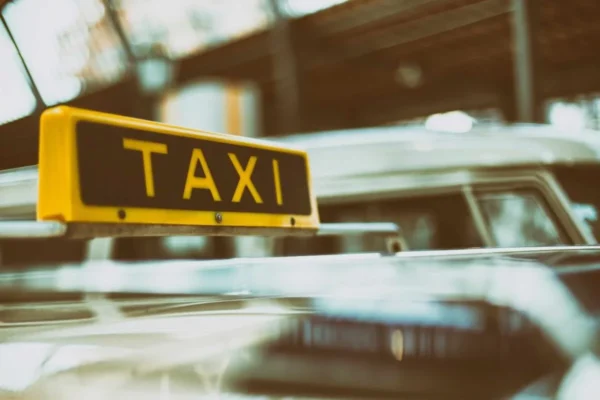 Οδηγός ταξί εισέπραξε από επιβάτιδα κόμιστρο οκταπλάσιο του προβλεπόμενου