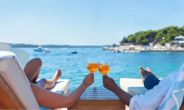 Αλκοόλ: Γιατί δεν είναι καλή ιδέα να πίνετε δίπλα στο κύμα και την πισίνα