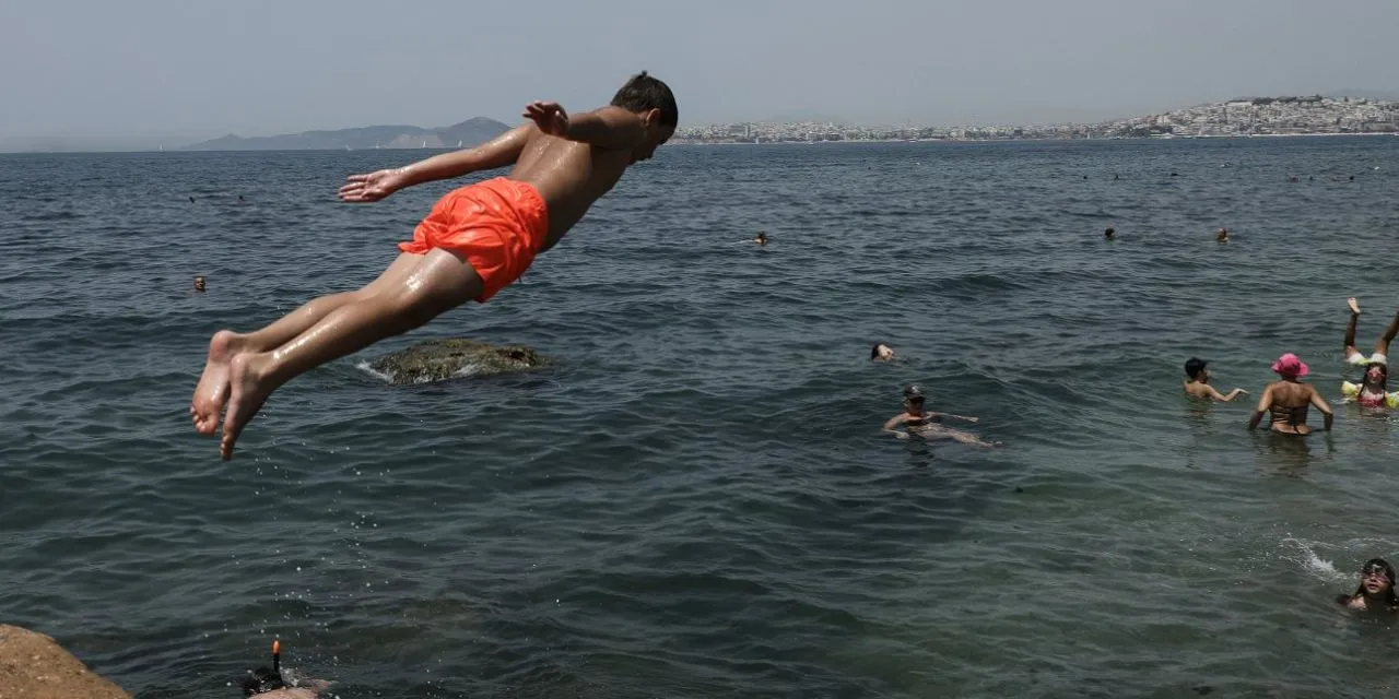 Καιρός: Θερμικός θόλος φέρνει καύσωνα διαρκείας στην Ελλάδα με θερμοκρασίες έως 43°C – Ακραίος κίνδυνος πυρκαγιάς