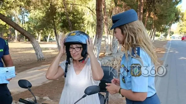 Χανιά: Αστυνομικοί σε μπλόκο της τροχαίας μοίρασαν... κράνη αντι για κλήσεις