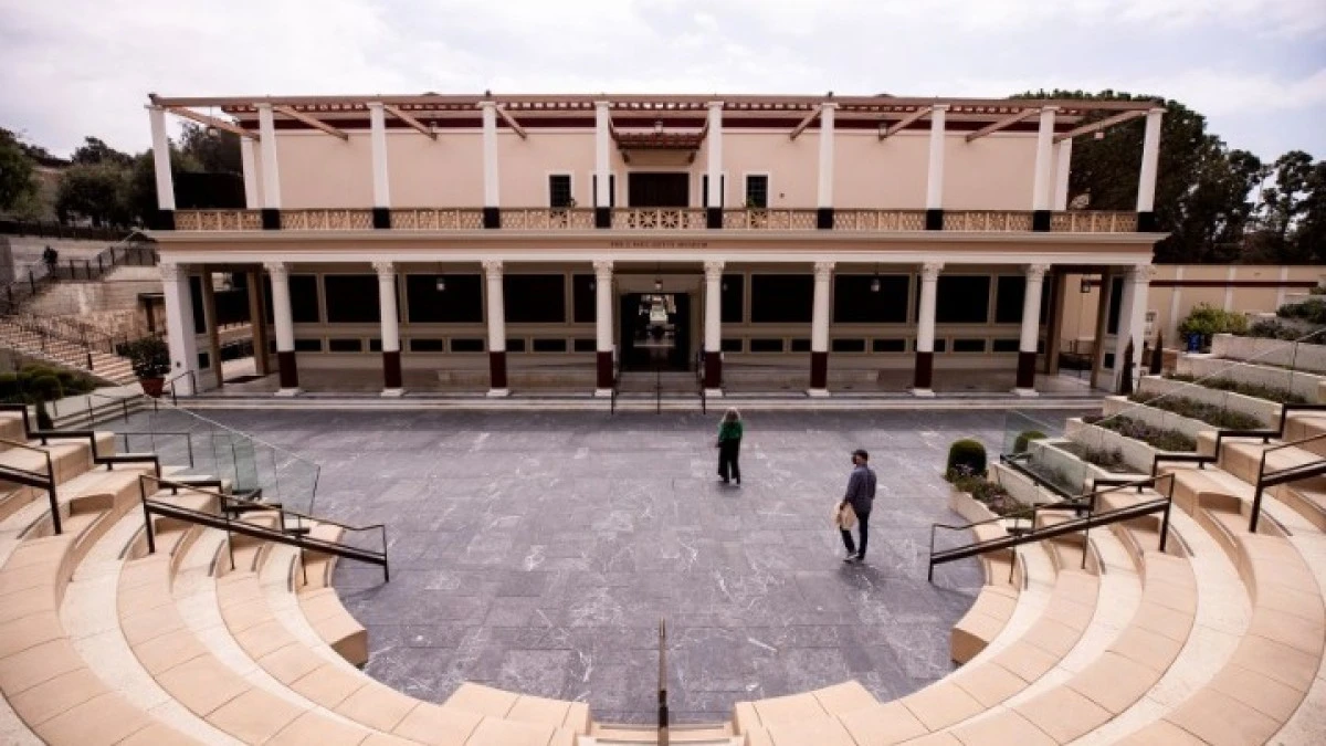 Άνοιξε για το κοινό μετά από αποκατάσταση των ζημιών από τις πυρκαγιές η Βίλα Γκέτι
