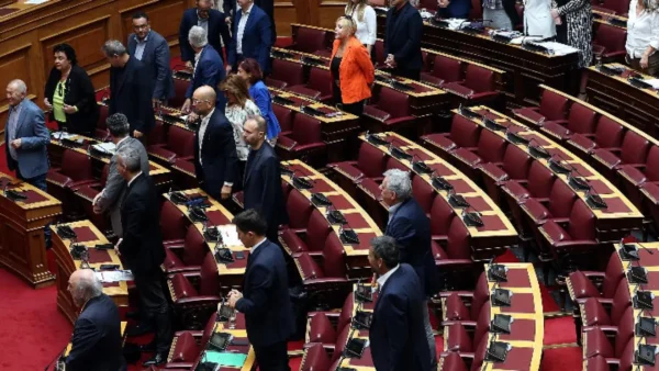 Ψηφίστηκε με 177 ψήφους η τροπολογία για την τρίμηνη αναστολή υποβολής αιτήσεων ασύλου