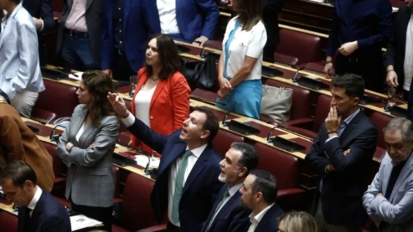Βουλή: Αντιδράσεις της αντιπολίτευσης για την επιστολική ψήφο της συμπολίτευσης - Η επεισοδιακή λήξη της συζήτησης