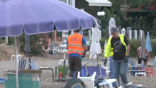 Χαλκιδική: Ο δήμος Πολυγύρου απομακρύνει παράνομες ομπρέλες και ξαπλώστρες από την παραλία