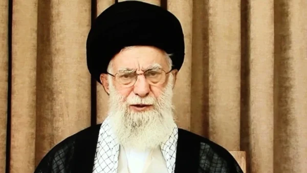 Ιράν: Πρώτη δημόσια εμφάνιση του αγιατολάχ Χαμενεΐ μετά τον πόλεμο με το Ισραήλ