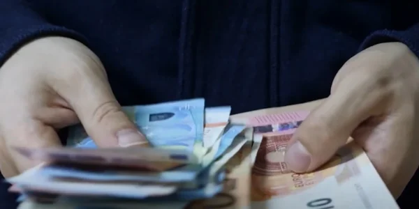Χωρίς τραπεζικές καταθέσεις 7 στους 10 Έλληνες - video
