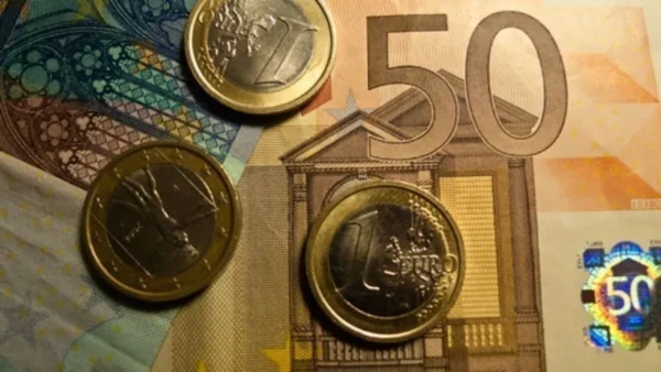 ΑΤΜ: Στις 11 Αυγούστου τίθεται σε εφαρμογή η νέα νομοθετική ρύθμιση για τις τραπεζικές προμήθειες σε αναλήψεις μετρητών