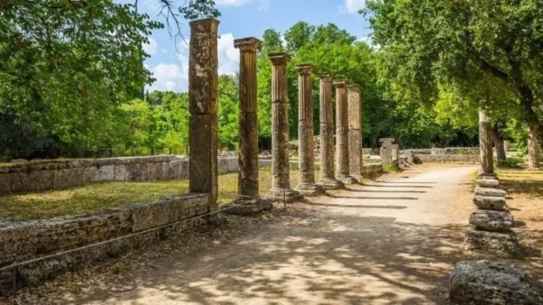 Συνωστισμός για μια μόνιμη θέση σε μουσεία και αρχαιολογικούς χώρους - video
