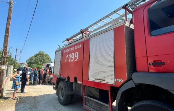 Ασπροβάλτα: Έκρηξη σε σπίτι με τουρίστες - ένας εγκαυματίας, 4 τραυματίες από θραύσματα γυαλιών - φωτο