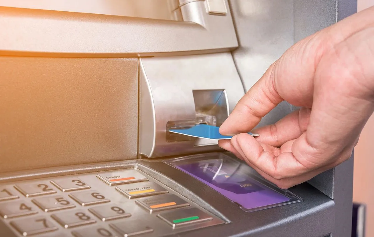 ΑΤΜ τραπεζών: Τι αλλάζει στις χρεώσεις από αύριο Δευτέρα – Όσα πρέπει να ξέρετε για τις αλλαγές