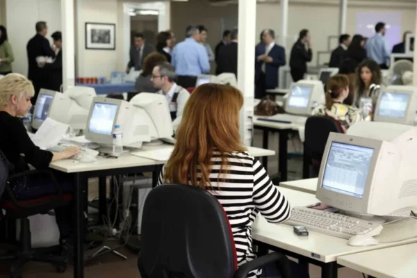 Τι προβλέπει το νέο εργασιακό νομοσχέδιο για ευέλικτο ωράριο, προσλήψεις, υπερωρίες, άδειες, τετραήμερη εργασία