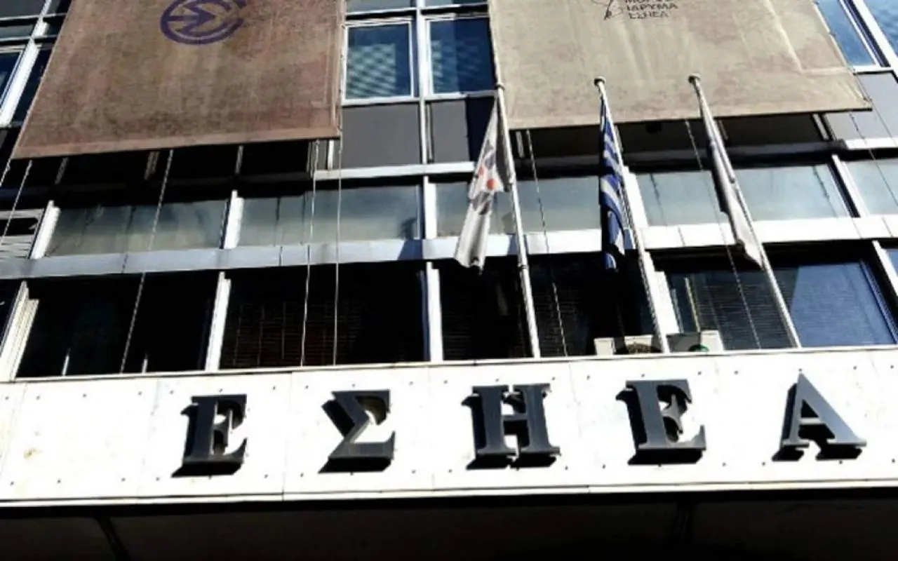 Η ΕΣΗΕΑ αποχαιρετά την Αύρα Γρηγορίου που έχασε τη ζωή της όταν αυτοπυρπολήθηκε στην Αίγλη Ζαππείου