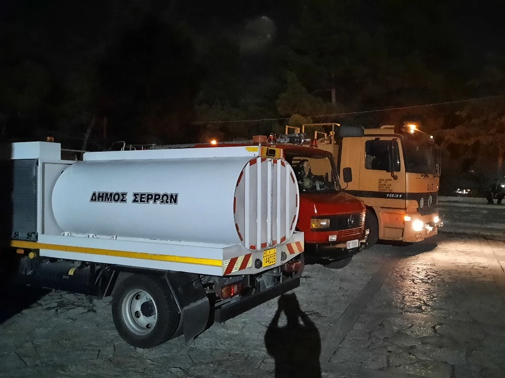 Πυρκαγιά στην Ακρόπολη Σερρών - Συνδρομή του Δήμου με οχήματα και προσωπικό 