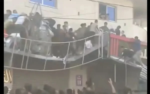 Γάζα: Μπαλκόνι καταρρέει από το πλήθος Παλαιστινίων που έτρεξαν να πάρουν ανθρωπιστική βοήθεια – Δείτε βίντεο