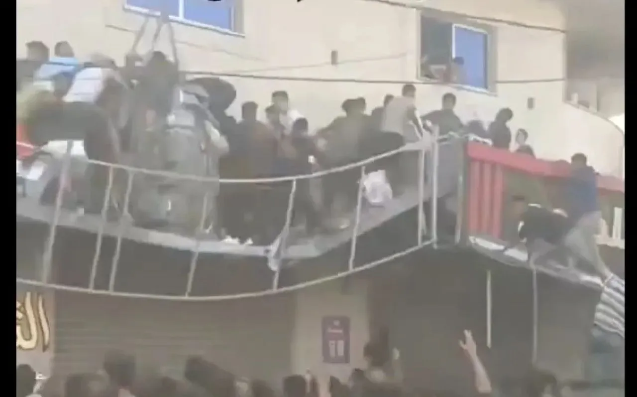 Γάζα: Μπαλκόνι καταρρέει από το πλήθος Παλαιστινίων που έτρεξαν να πάρουν ανθρωπιστική βοήθεια – Δείτε βίντεο