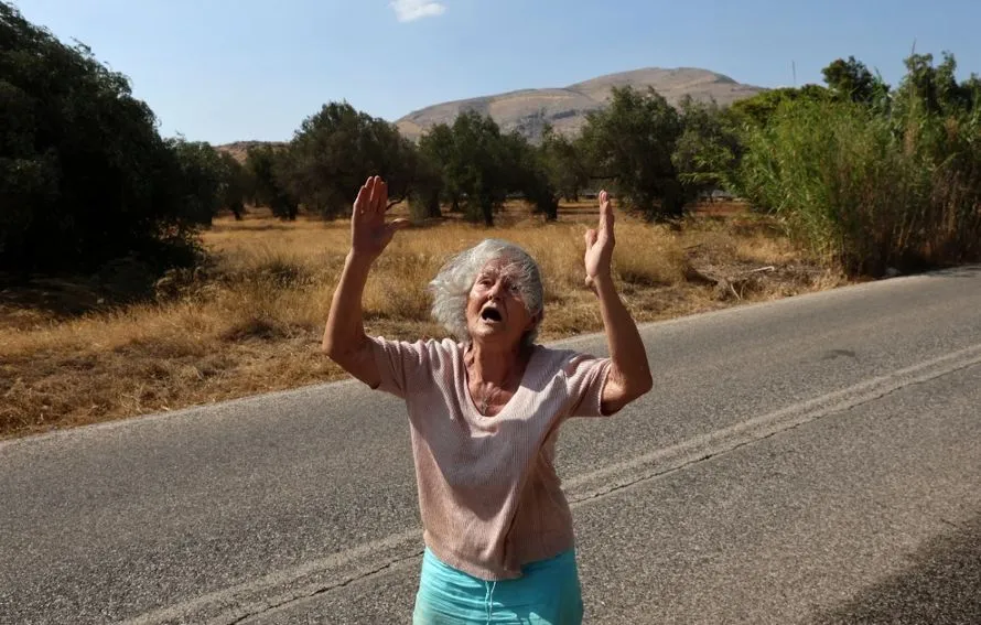 Η φωτογραφία που αποτυπώνει την απόγνωση γυναίκας που βλέπει τις φλόγες στα σπίτια – Σκηνές αρχαίας τραγωδίας στην Κερατέα