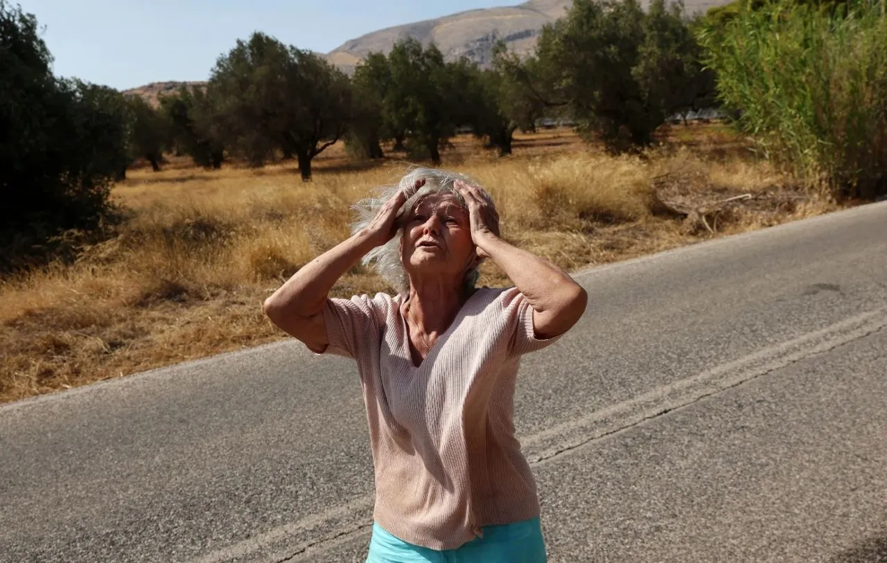Η φωτογραφία που αποτυπώνει την απόγνωση γυναίκας που βλέπει τις φλόγες στα σπίτια – Σκηνές αρχαίας τραγωδίας στην Κερατέα
