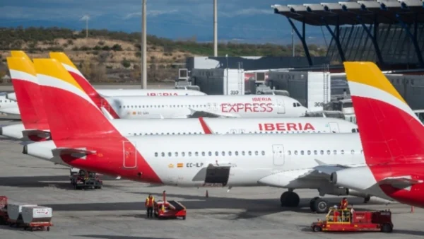 Εβραίοι επιβάτες της Iberia πήραν δίσκους φαγητού με το σύνθημα «Free Palestine»