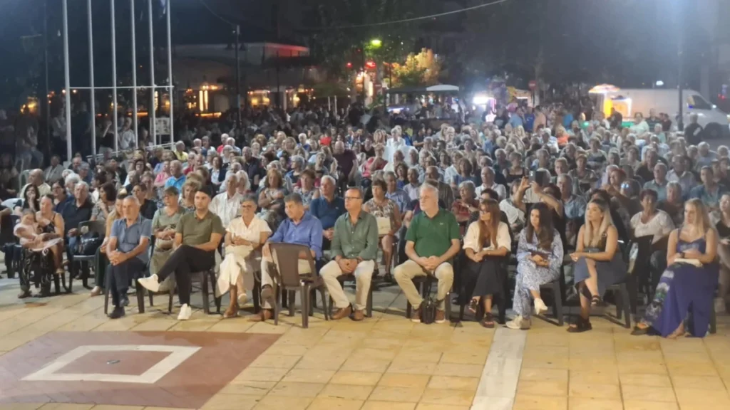 Η πλατεία μπροστά από το δημαρχείο Ηράκλειας γέμισε από κόσμο που ήθελε να ακούσει τους Ζουρνάδες με τους Αδερφούς Μάλαμα και Αριστείδη