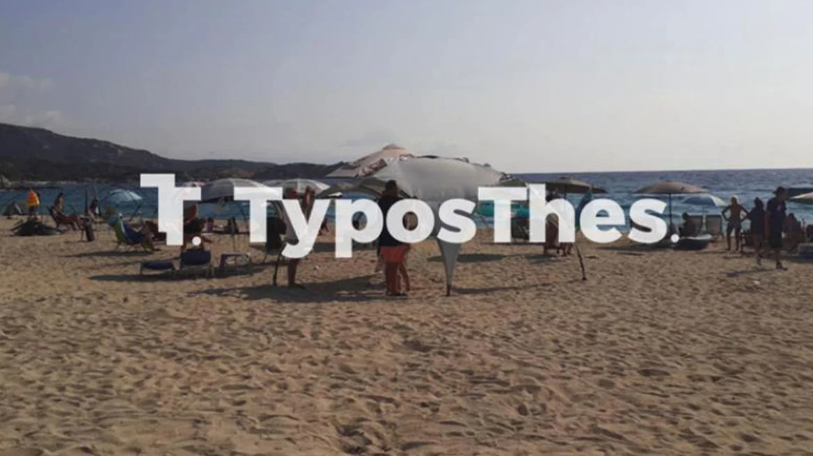 Έφοδος σε κάμπινγκ στη Χαλκιδική μετά από καταγγελία τουρίστριας - Ξηλώνουν ομπρέλες, δείτε φωτογραφίες