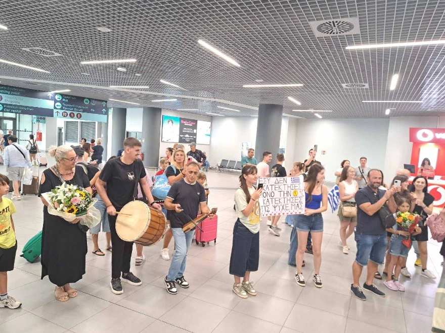 Υποδοχή της «χρυσής» πρωταθλήτριας του Διαγωνισμού της Microsoft στο αεροδρόμιο «Μακεδονία» 2 Υποδοχή της «χρυσής» πρωταθλήτριας του Διαγωνισμού της Microsoft στο αεροδρόμιο «Μακεδονία»