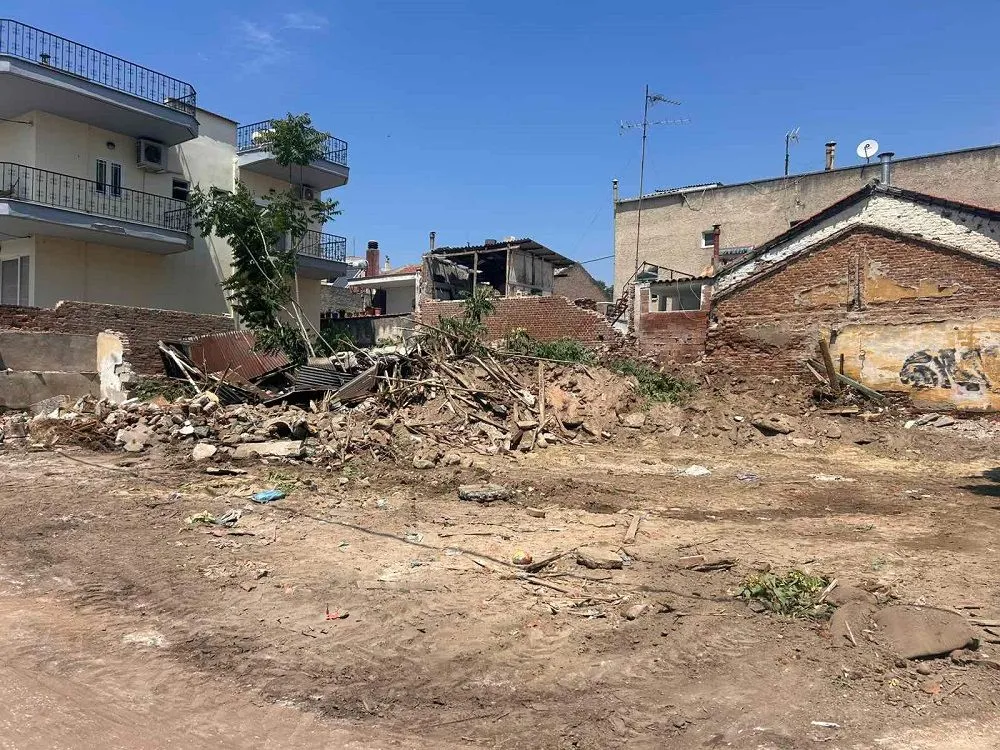 Σέρρες: Συνεχίζονται οι κατεδαφίσεις ετοιμόρροπων και επικίνδυνων κτιρίων