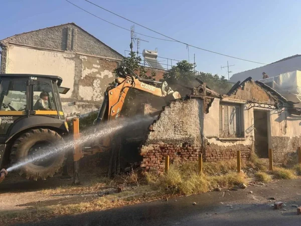 Σέρρες: Συνεχίζονται οι κατεδαφίσεις ετοιμόρροπων και επικίνδυνων κτιρίων