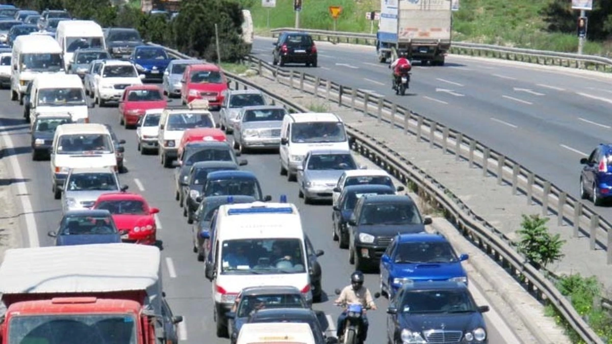 Έκτακτα μέτρα της Τροχαίας και απαγόρευση κίνησης των φορτηγών για την έξοδο του Δεκαπενταύγουστου