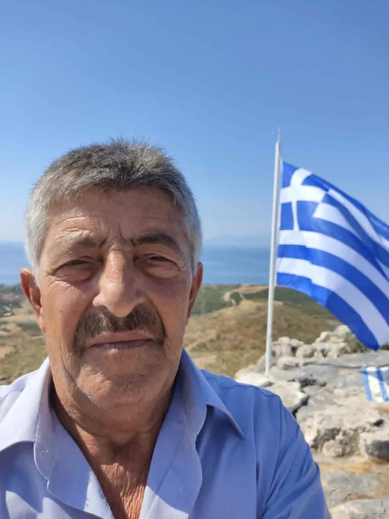 «Πεθαμένο» δέντρο «ζει» δεύτερη ζωή με τη μορφή τεράστιας ποντιακής λύρας στην αυλή ενός σπιτιού στις Σάπες