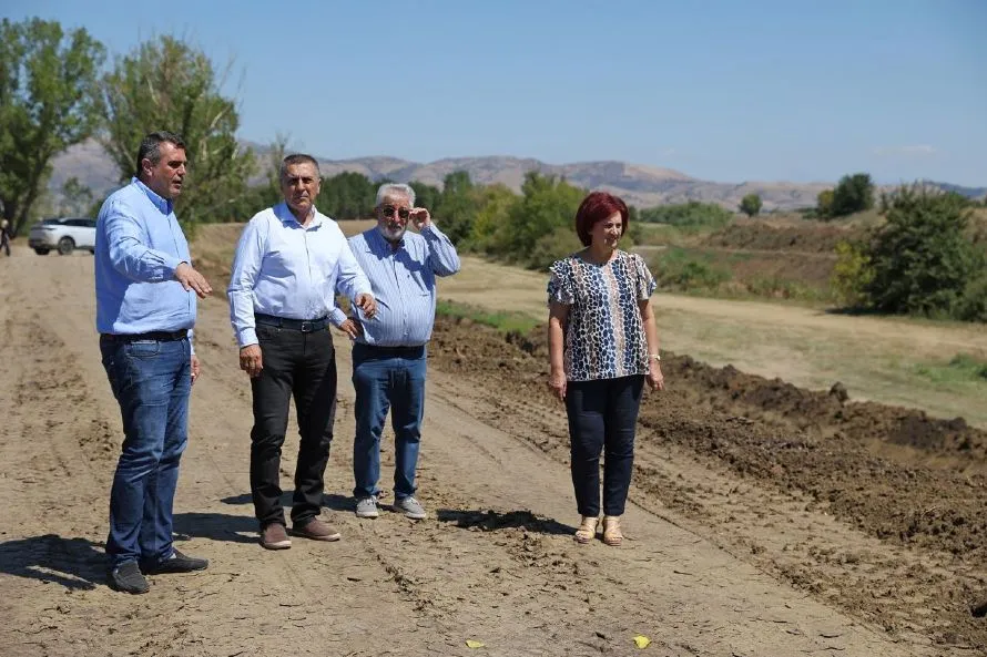 Σε εξέλιξη οι εργασίες καθαρισμού των ποταμών Eνιπέα και Φαρσαλίτη