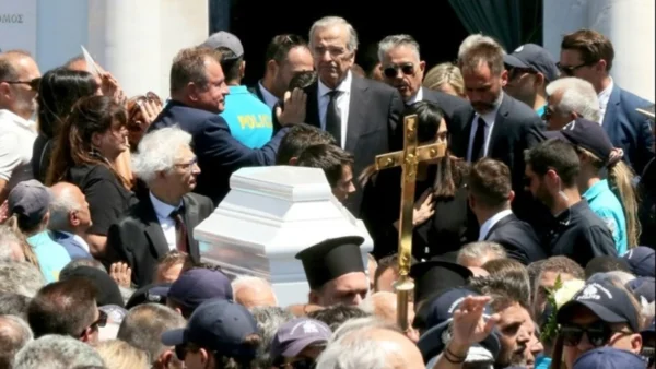 Το τελευταίο αντίο στη Λένα Σαμαρά, κόρη του πρώην πρωθυπουργού Α. Σαμαρά - "Κουράγιο Πρόεδρε"