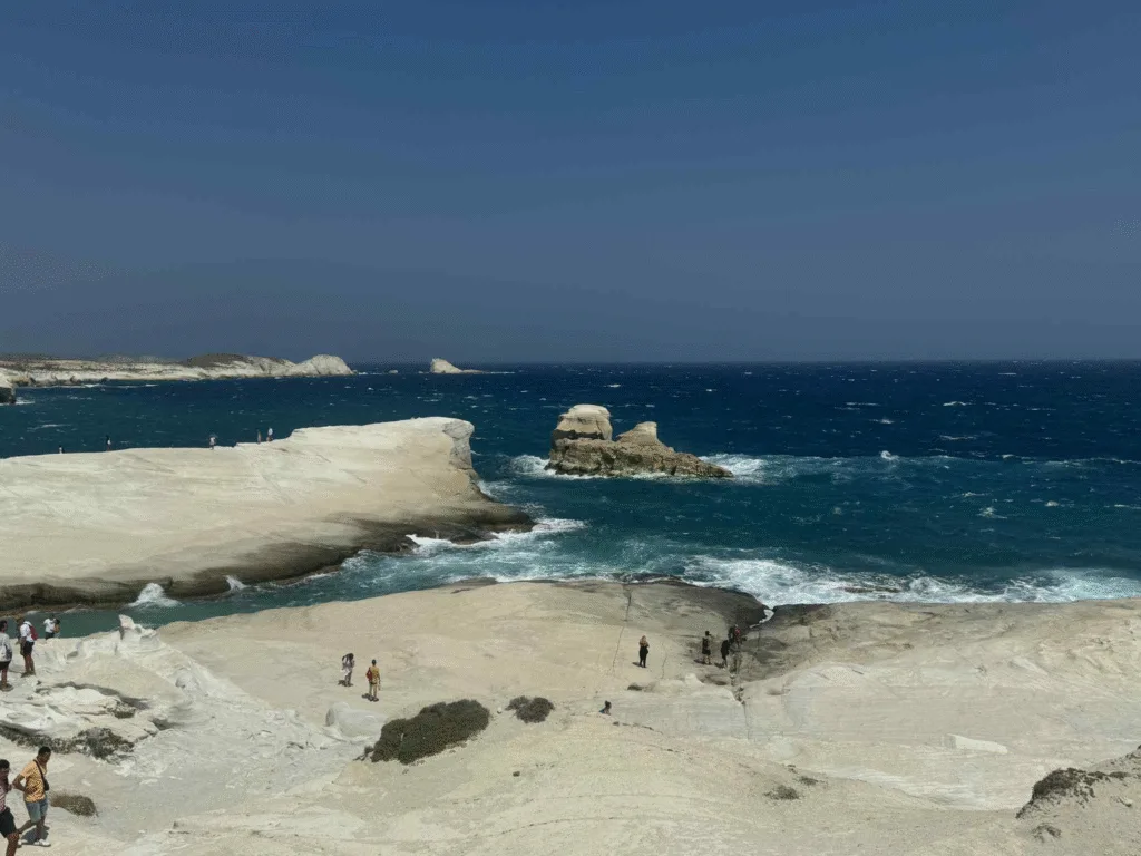 Τραγωδία στη Μήλο: Νεκρό ζευγάρι τουριστών από πνιγμό στο Σαρακήνικο – Βίντεο από το σημείο