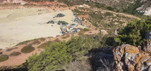 Μήλος: Συνελήφθησαν 17 άτομα για περιβαλλοντική ρύπανση – Κατηγορούνται ότι εναπόθεταν σκουπίδια σε παράνομη χωματερή