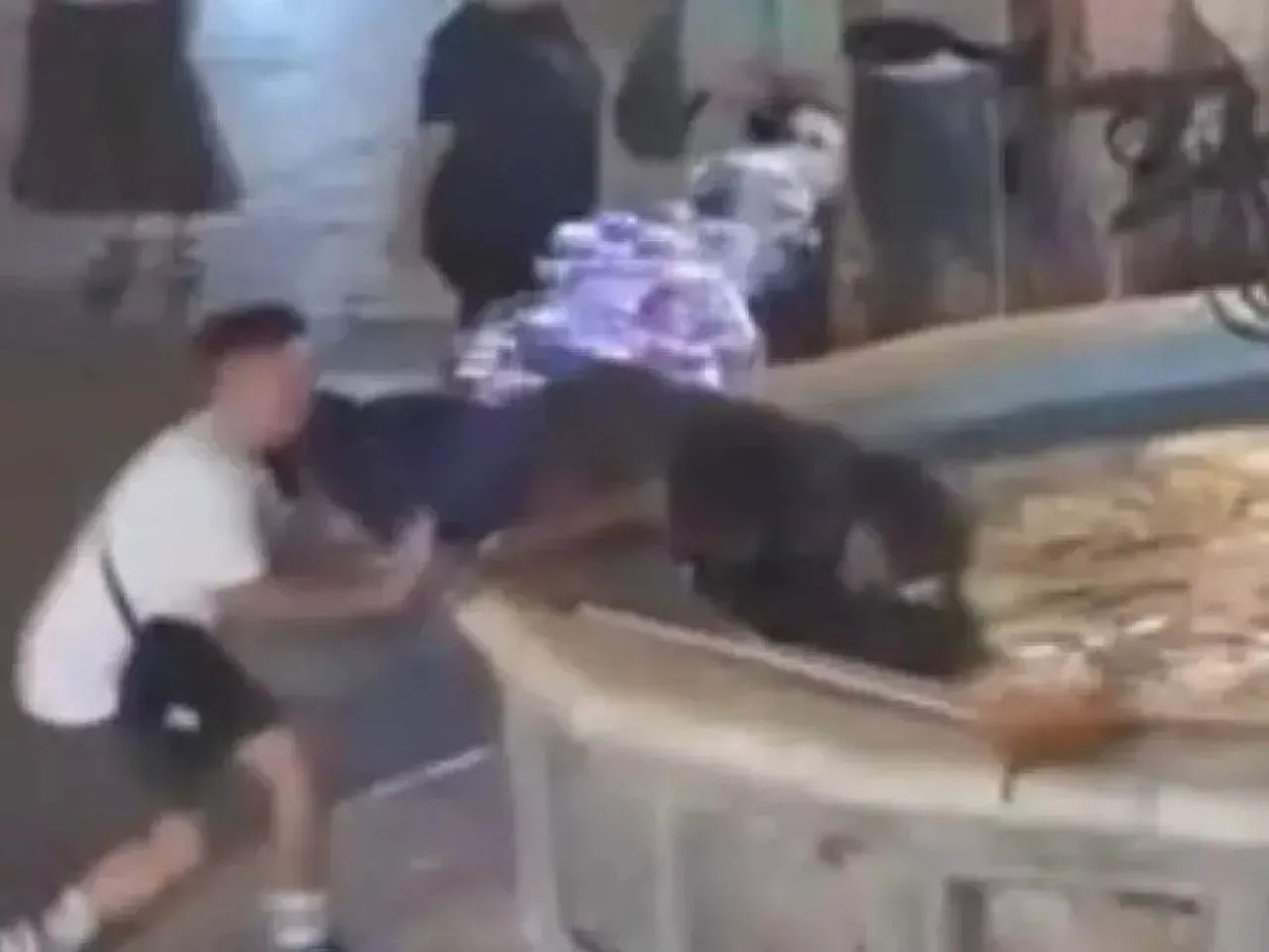 «Μου έδωσαν 160 ευρώ για να με αποζημιώσουν» λέει ο άστεγος που τον έριξαν σε σιντριβάνι στη Ρόδο