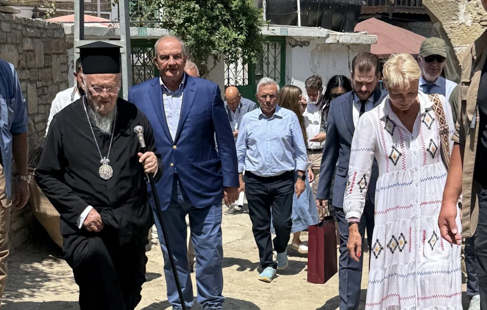 Ο Οικουμενικός Πατριάρχης Βαρθολομαίος υποδέχτηκε στην Ίμβρο τον πρώην πρωθυπουργό Κώστα Καραμανλή