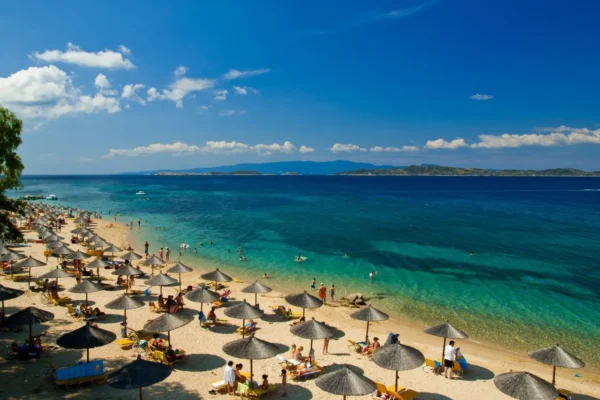 Άδειασε από κόσμο η Θεσσαλονίκη – Το αδιαχώρητο επικρατεί στις παραλίες της Χαλκιδικής (video)