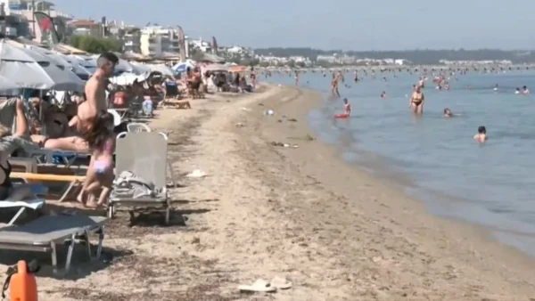 Θεσσαλονίκη: Γεμάτη Βαλκάνιους τουρίστες η παραλία της Περαίας