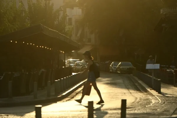 Καιρός: Ξεπέρασε τους 37˚C η θερμοκρασία - Μικρή πτώση τη Δευτέρα, με μπόρες και τοπικές καταιγίδες στα βόρεια και κεντρικά