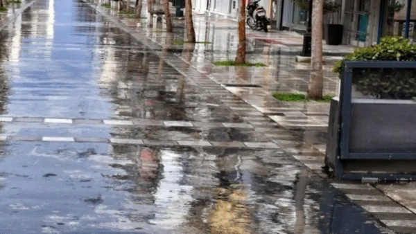 Θεσσαλονίκη: Οδηγός μηχανής ανέβηκε στον πεζόδρομο Αγίας Σοφίας για να αποφύγει τους αστυνομικούς