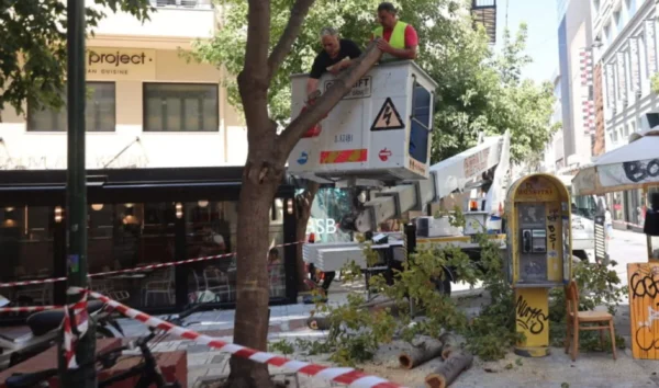 Πτώση δέντρου στην Ερμού λόγω των ισχυρών ανέμων