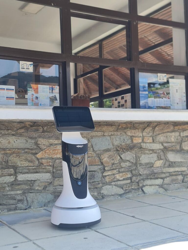 Ρομπότ - ξεναγός, μιλάει 120 γλώσσες και ξεναγεί τους επισκέπτες στον δήμο Βόλβης