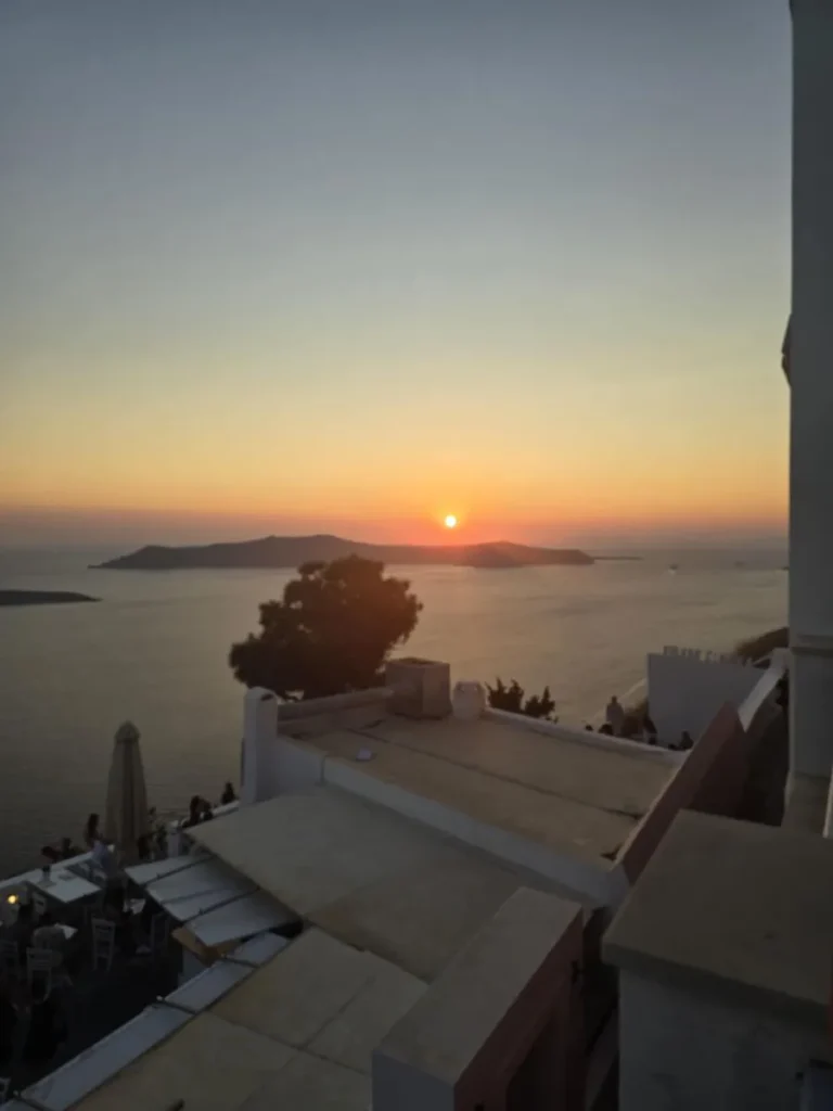 Σαντορίνη το Φθινόπωρο: Η εποχή που το νησί αποκαλύπτει το πιο γοητευτικό του πρόσωπο