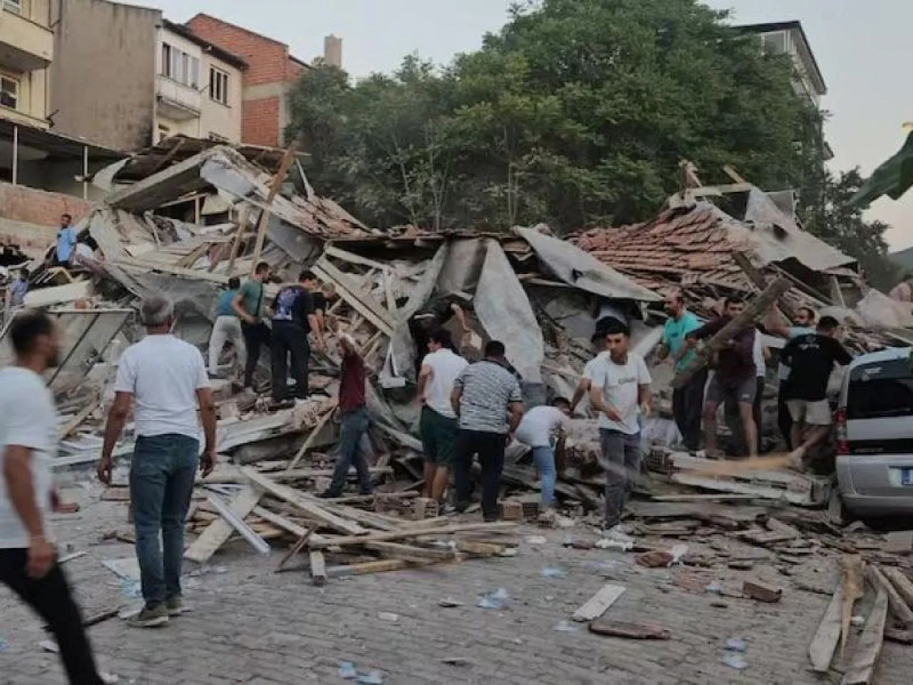Ισχυρός σεισμός 6,1 Ρίχτερ στη δυτική Τουρκία – Κατάρρευση κτιρίων