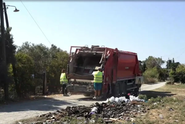 Νέα Καλλικράτεια Χαλκιδικής: Φωτιές σε κάδους απορριμμάτων – Σκουπίδια έξω από σπίτια και σε παραλίες